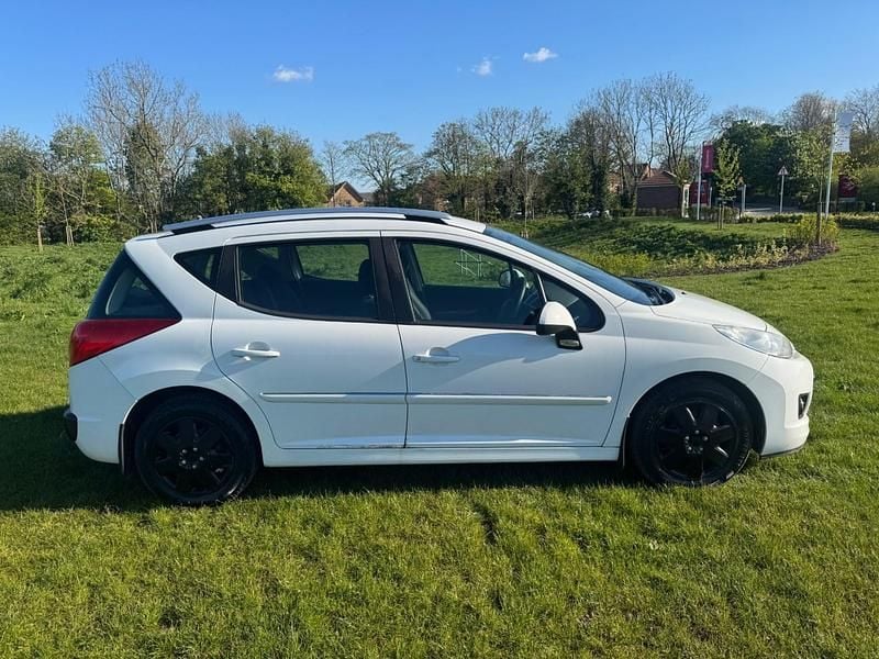 Used Peugeot 207 Active 92 HP (67 kW) 2012 White Estate