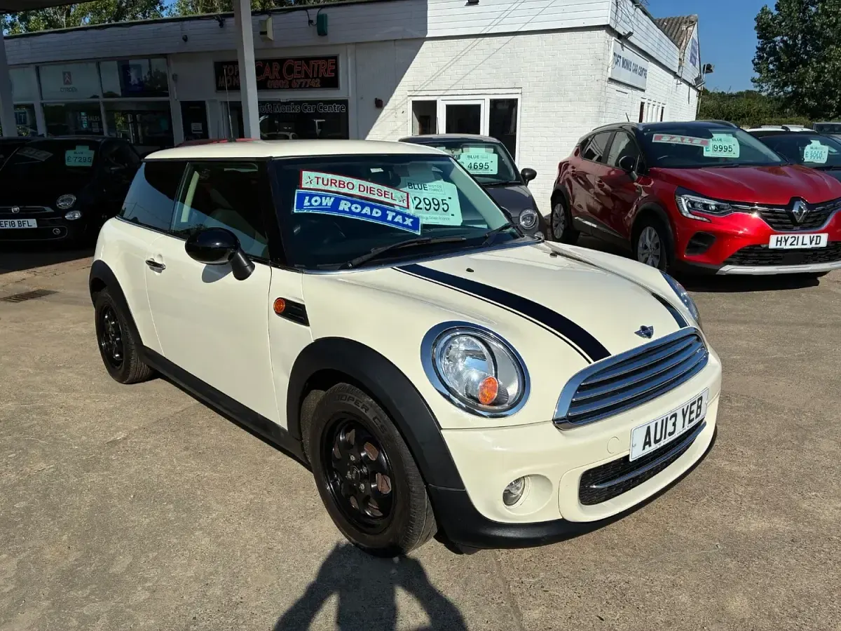 Used Mini Cooper D Hatch 2013 White Hatchback
