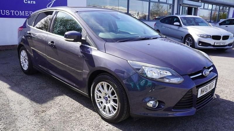 Usado Ford Focus Titanium 125 HP (91 kW) 2012 Cinzento Citadino