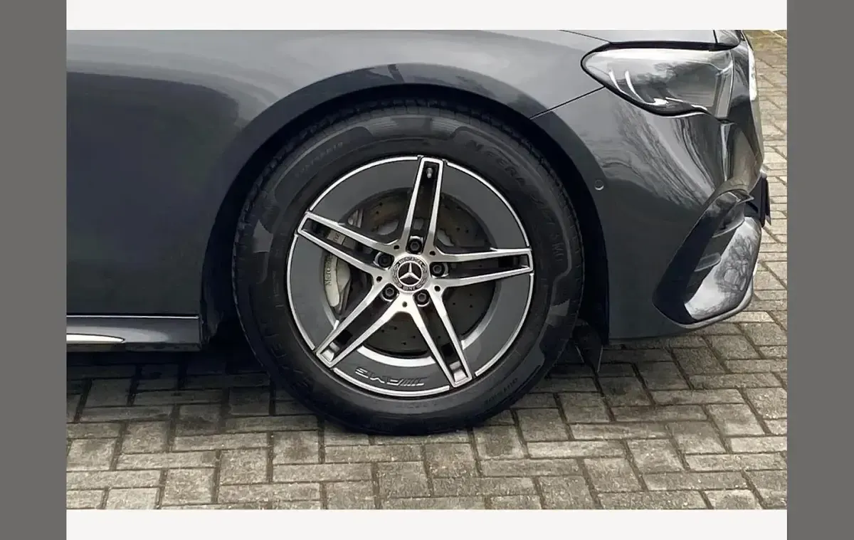Usado Mercedes E220 AMG line 194 CV (142 kW) 2025 Gris Berlina