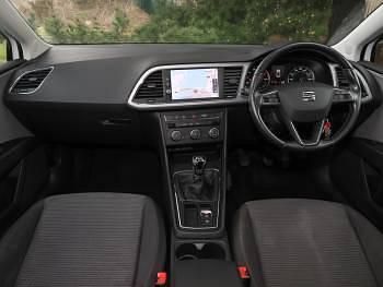 Used Seat Leon SE Dynamic 130 HP (95 kW) 2020 White Hatchback