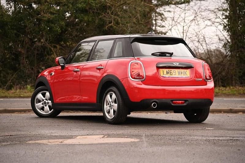 Begagnad Mini Cooper Classic 136 HK (100 kW) 2019 Röd Halvkombi