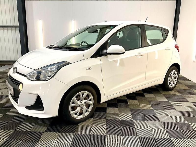 Used Hyundai i10 SE 67 HP (49 kW) 2019 White Hatchback