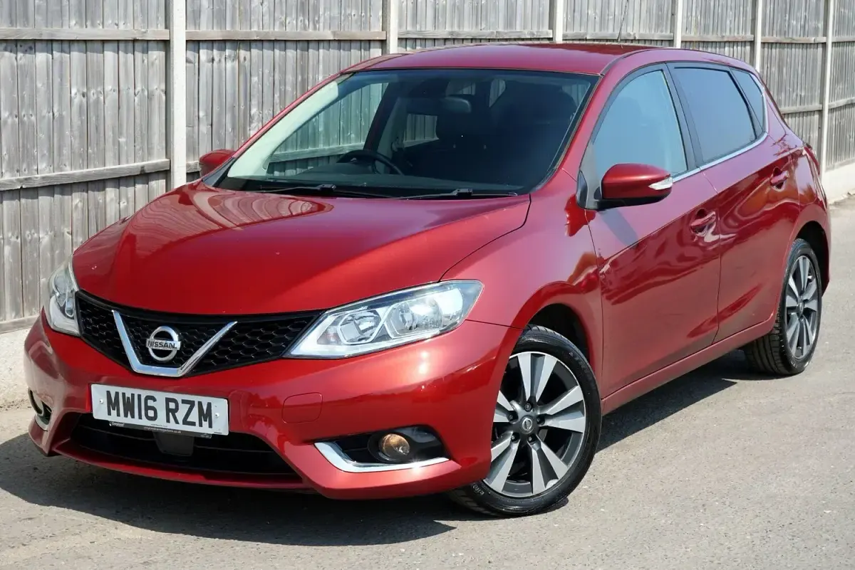 Used Nissan Pulsar N-Connecta 110 HP (80 kW) 2016 Red Hatchback