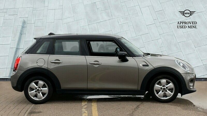Usado Mini Cooper Classic 134 HP (98 kW) 2020 Prateado Citadino