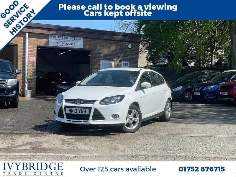 Used Ford Focus Zetec 105 HP (77 kW) 2013 White Hatchback