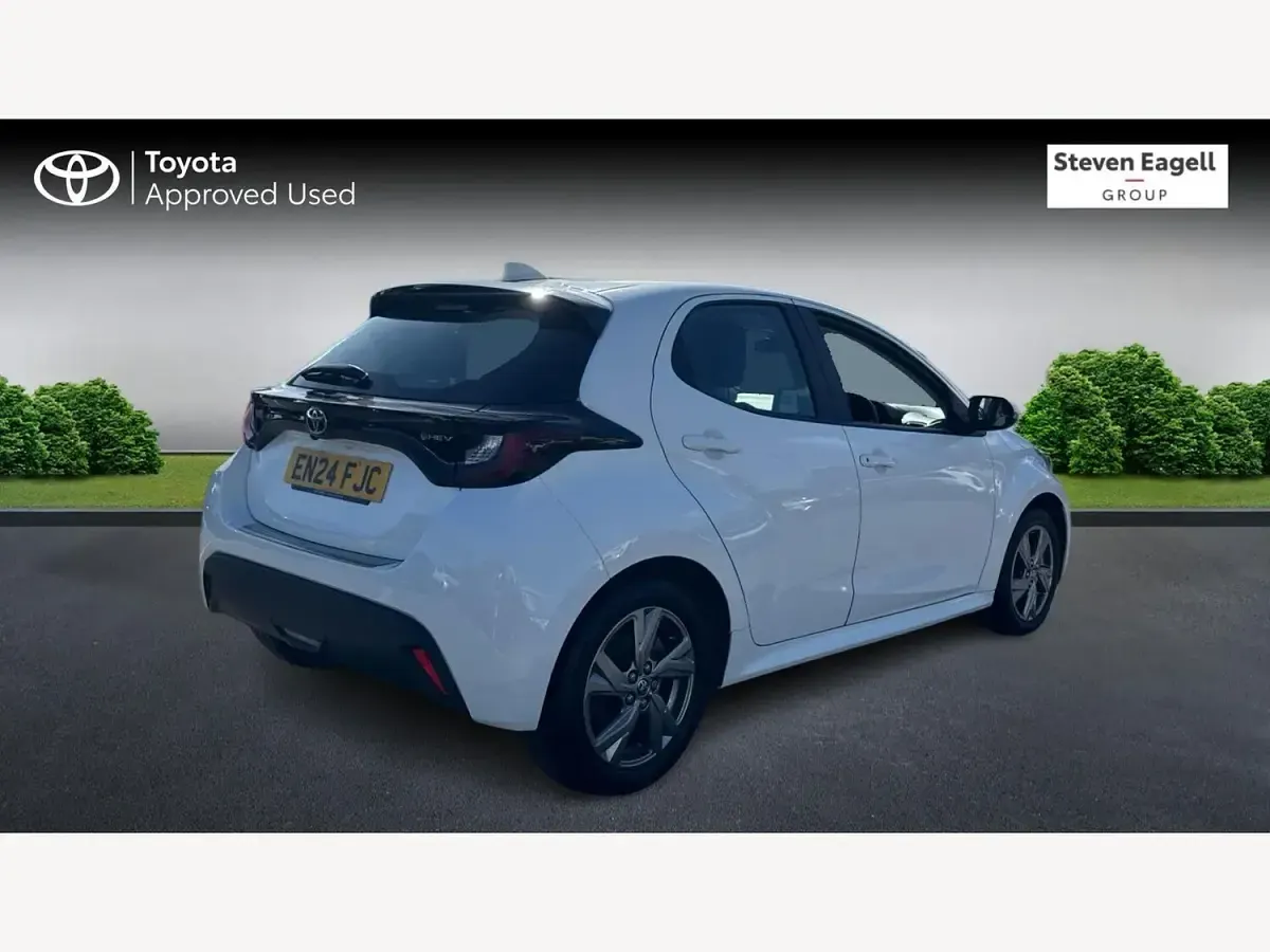Begagnad Toyota Yaris Hybrid 2024 Vit Halvkombi