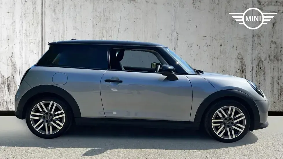 Usado Mini Cooper Hatch 113 kW (154 CV) 2025 Plateado Utilitario
