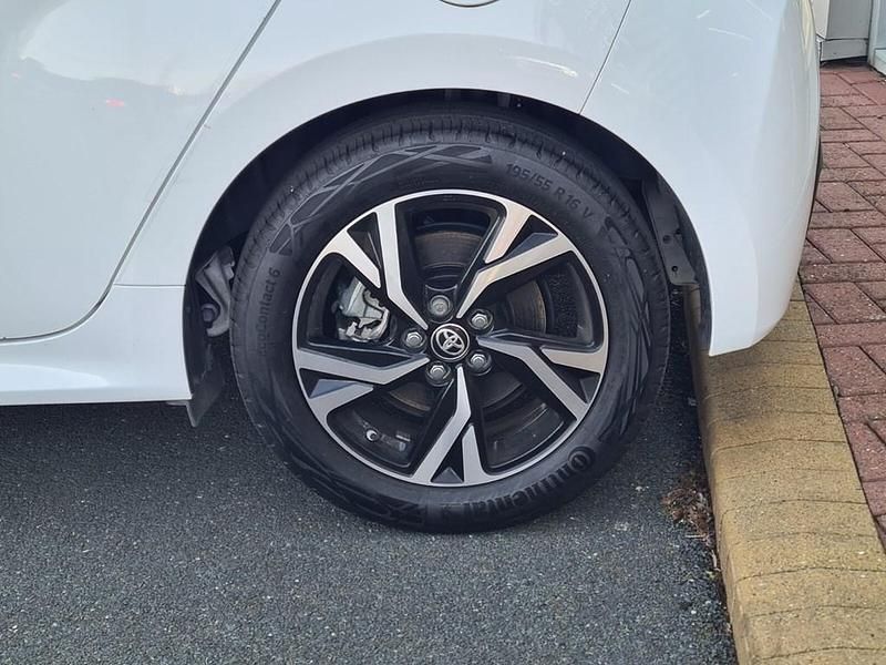 Used Toyota Yaris Hybrid Design 2024 White Hatchback