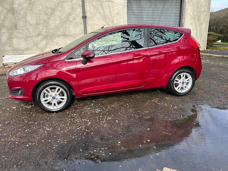 Used Ford Fiesta Zetec 82 HP (60 kW) 2015 Red Hatchback