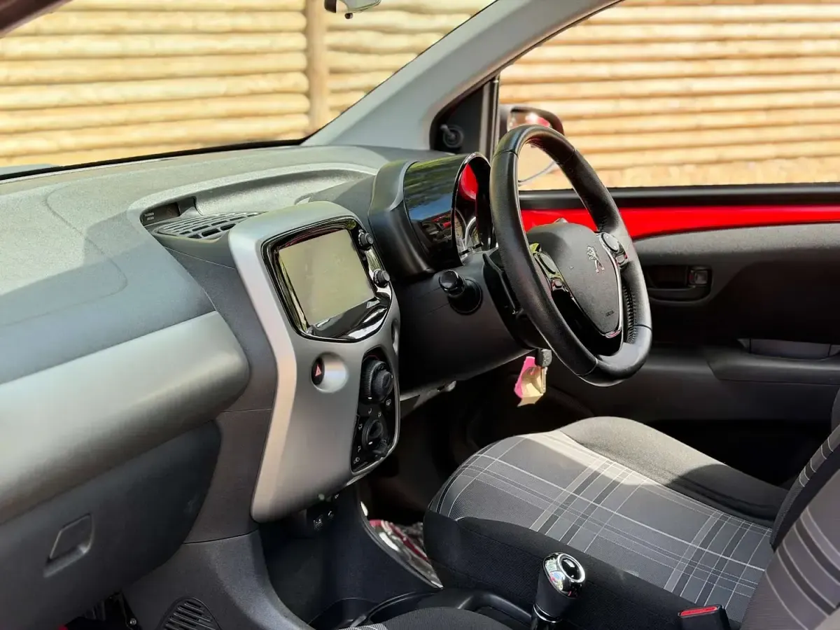 Used Peugeot 108 Active 68 HP (50 kW) 2014 Red Hatchback
