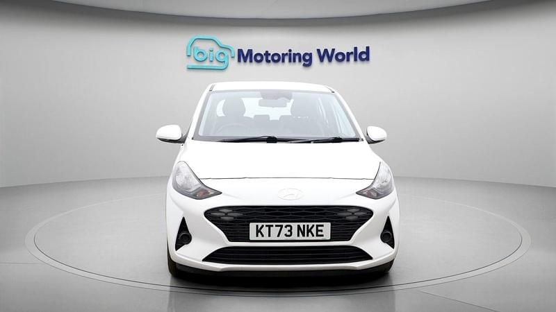 Used Hyundai i10 Advanced 67 HP (49 kW) 2024 White Hatchback
