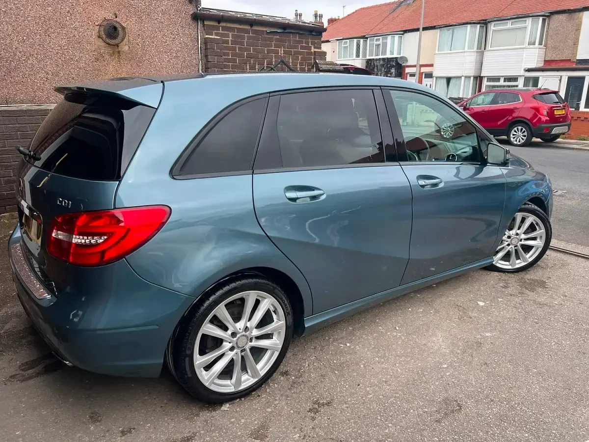 Used Mercedes B180 2013 Blue Hatchback