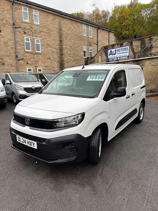 White Used 2024 Vauxhall Combo Van | £10,850 (Good price) - Image 1/4
