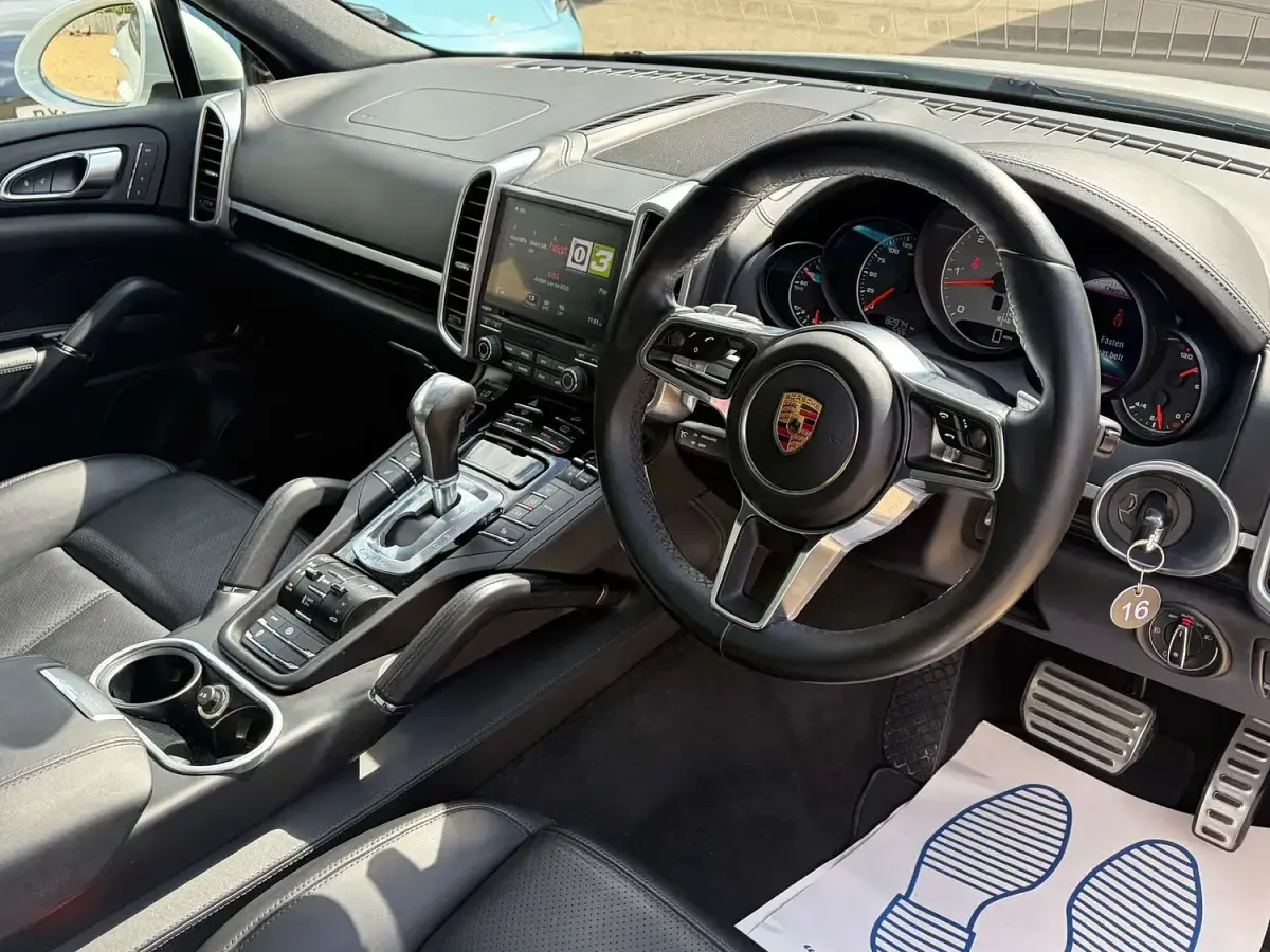 Used Porsche Cayenne 380 HP (279 kW) 2017 White SUV
