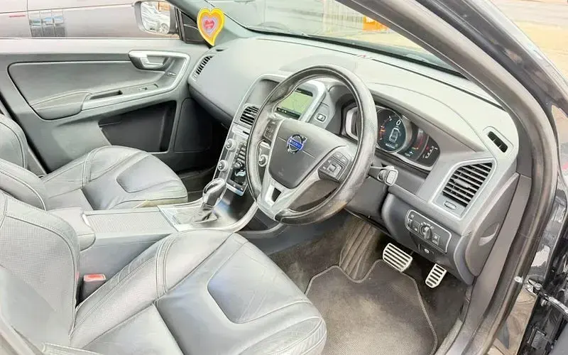 Used Volvo XC60 R-Design 220 HP (161 kW) 2015 Grey SUV