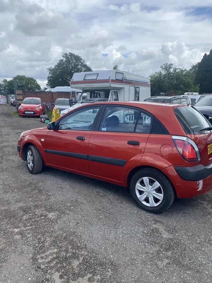 Used Kia Rio 97 HP (71 kW) 2006 Red Hatchback