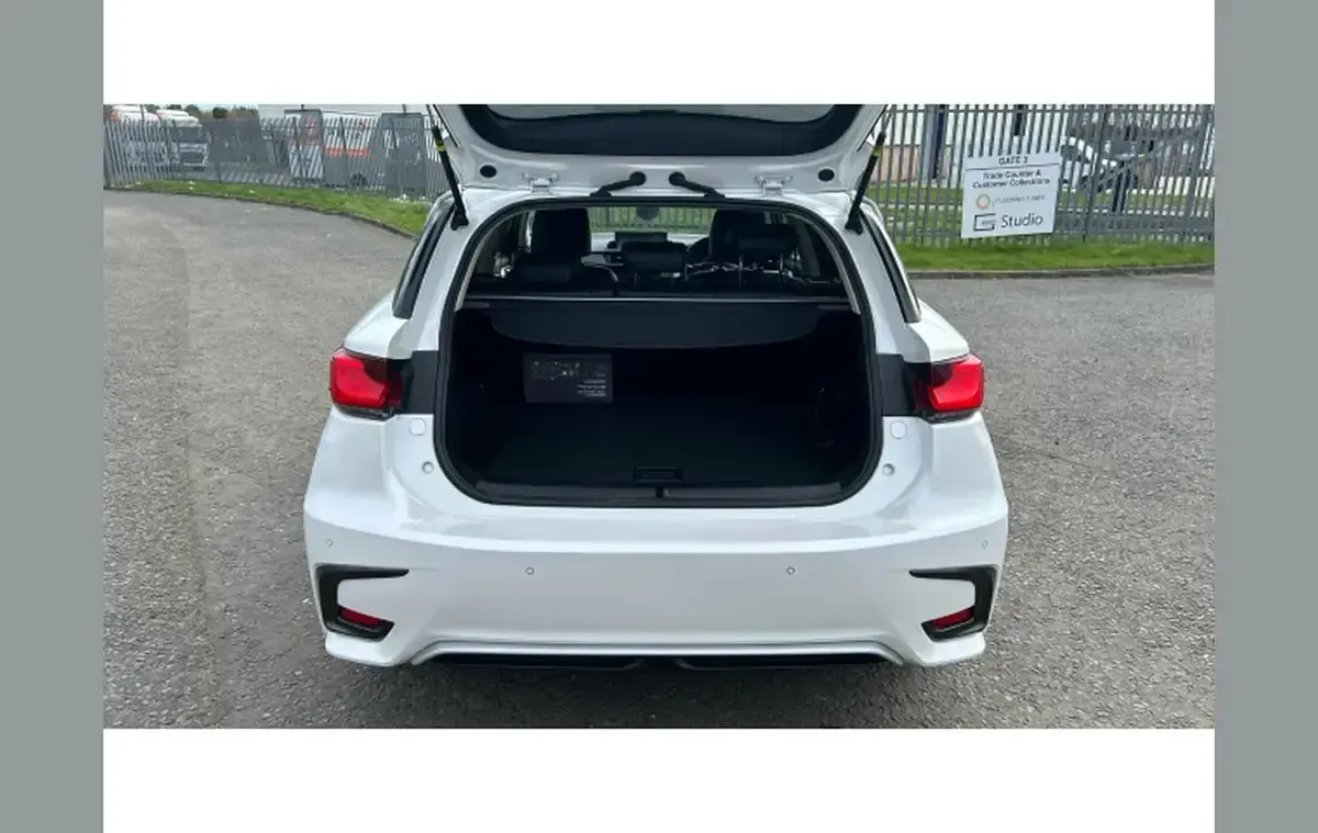 Used Lexus CT200h 134 HP (98 kW) 2018 White Hatchback