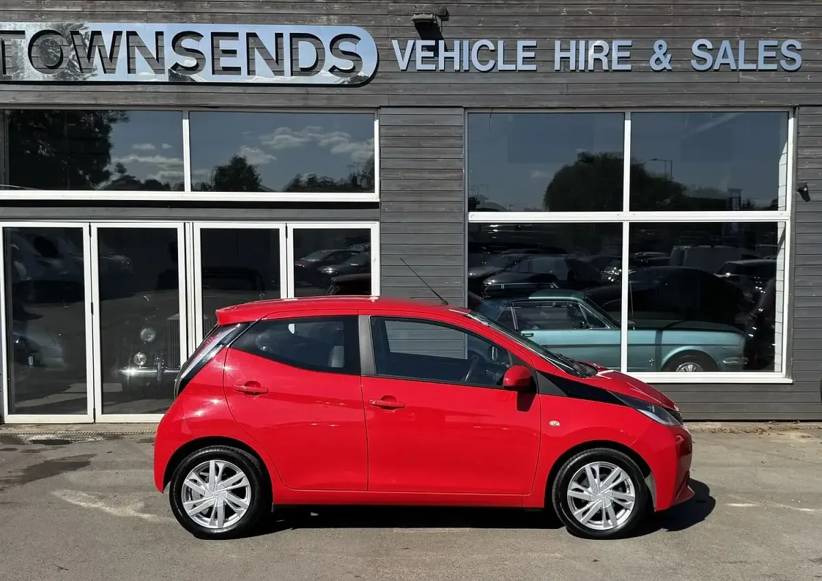 Used Toyota Aygo x-press 69 HP (50 kW) 2016 Red Hatchback