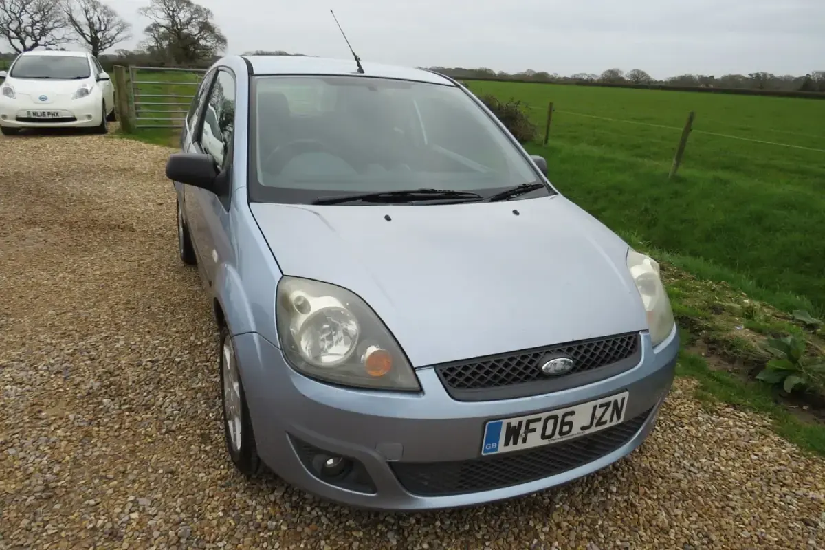 Usado Ford Fiesta Zetec 75 HP (55 kW) 2006 Azul Citadino