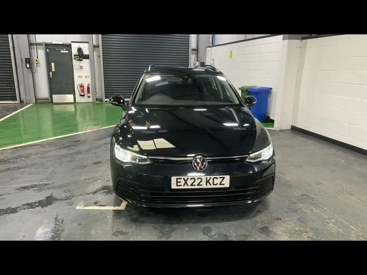 Begagnad VW Golf VIII Life 2022 Svart Kombi
