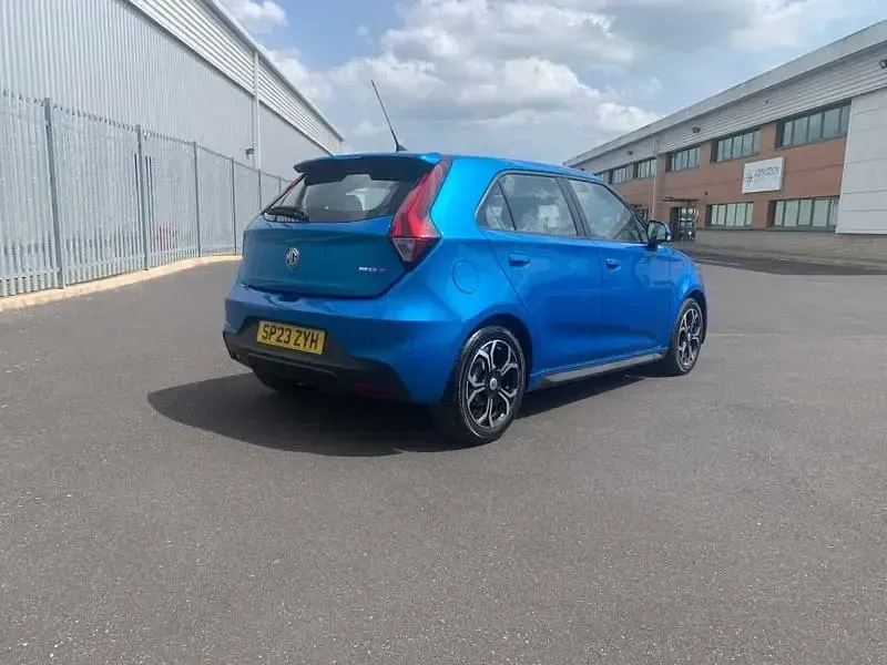 Begagnad MG MG3 Exclusive 106 HK (77 kW) 2023 Blå Halvkombi