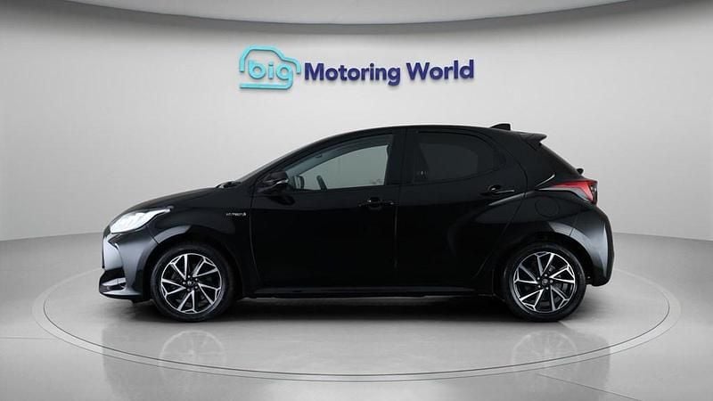 Used Toyota Yaris Hybrid Design 116 HP (85 kW) 2021 Black Hatchback
