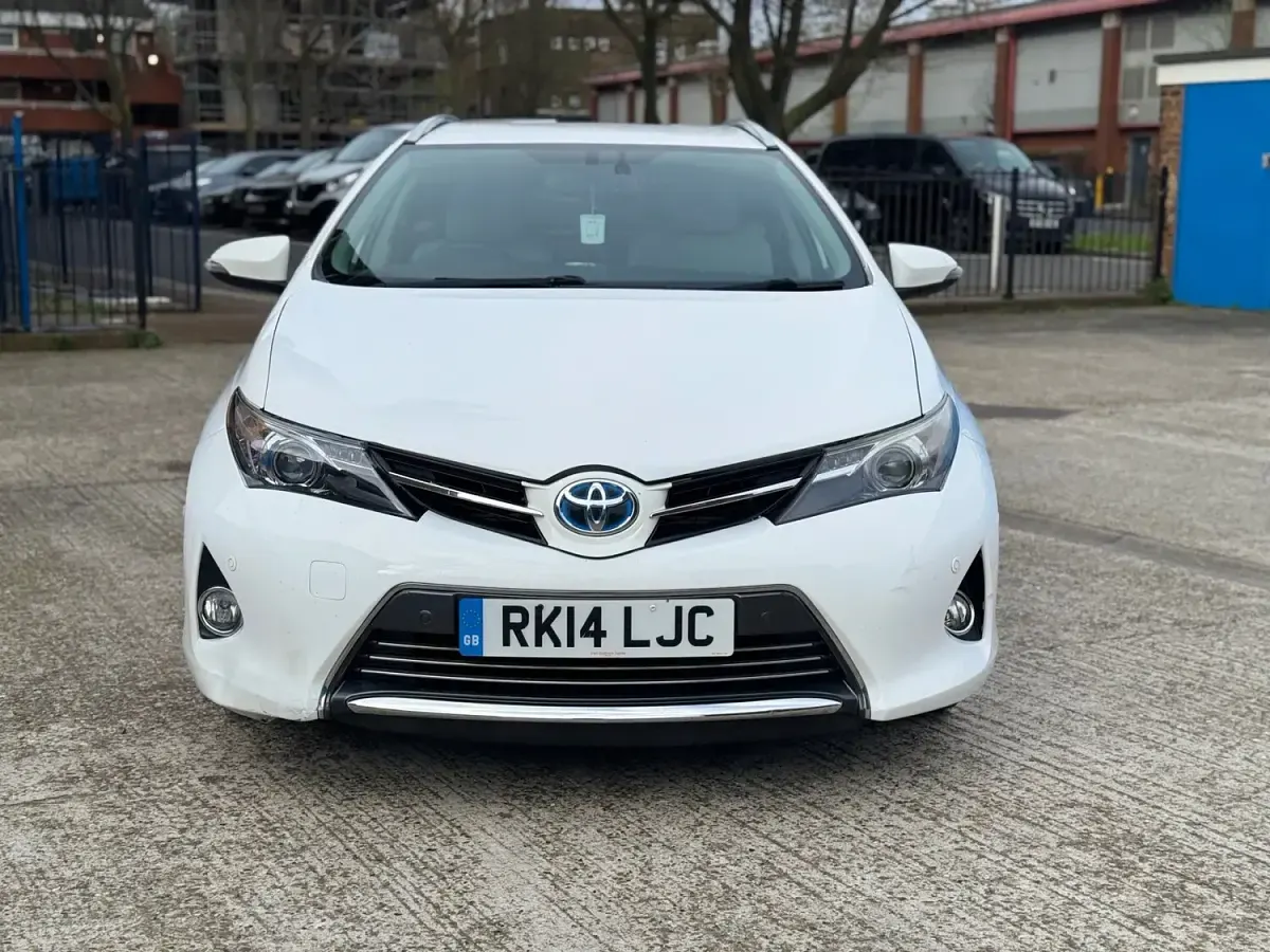 Used Toyota Auris Hybrid 136 HP (100 kW) 2014 White Estate