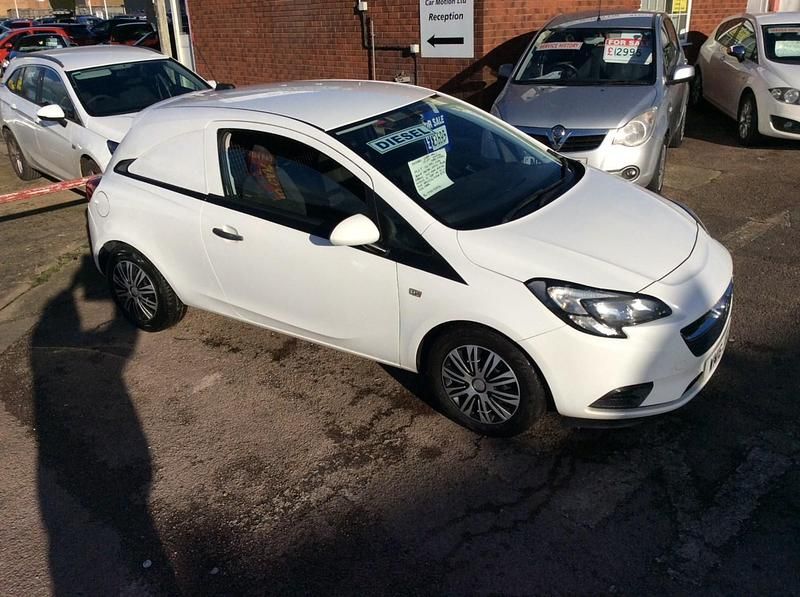 Used Vauxhall Corsa 95 HP (69 kW) 2016 White Hatchback