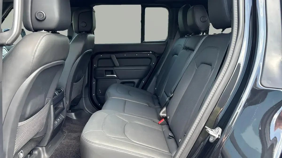 Used Land Rover Defender HSE Dynamic 249 HP (183 kW) 2025 Santorini black SUV