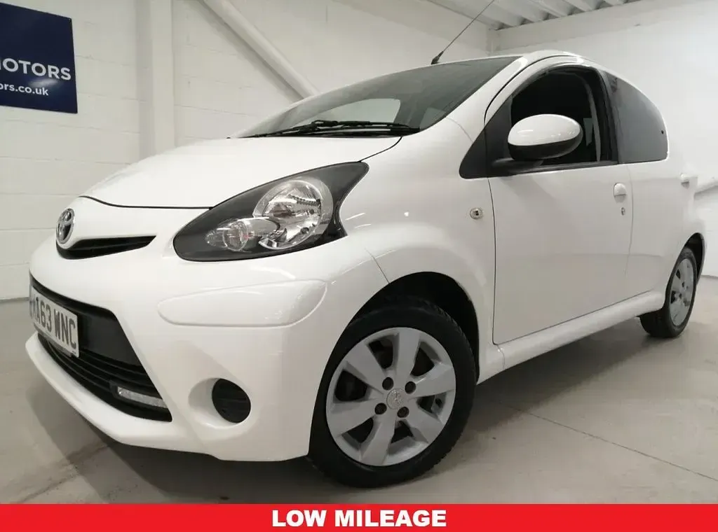 Used Toyota Aygo Style 67 HP (49 kW) 2013 White Hatchback