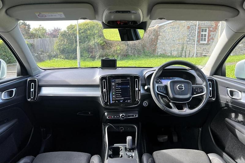 Used Volvo XC40 Momentum 148 HP (108 kW) 2019 White SUV