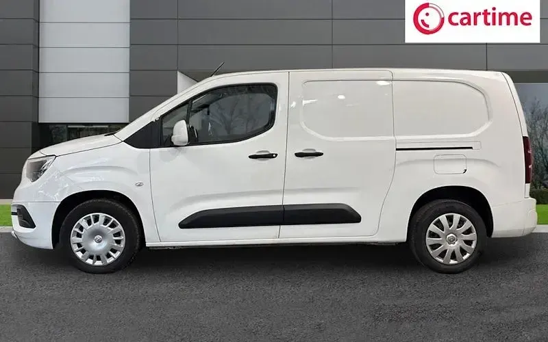 Used Vauxhall Combo Sportive 101 HP (74 kW) 2020 White MPV