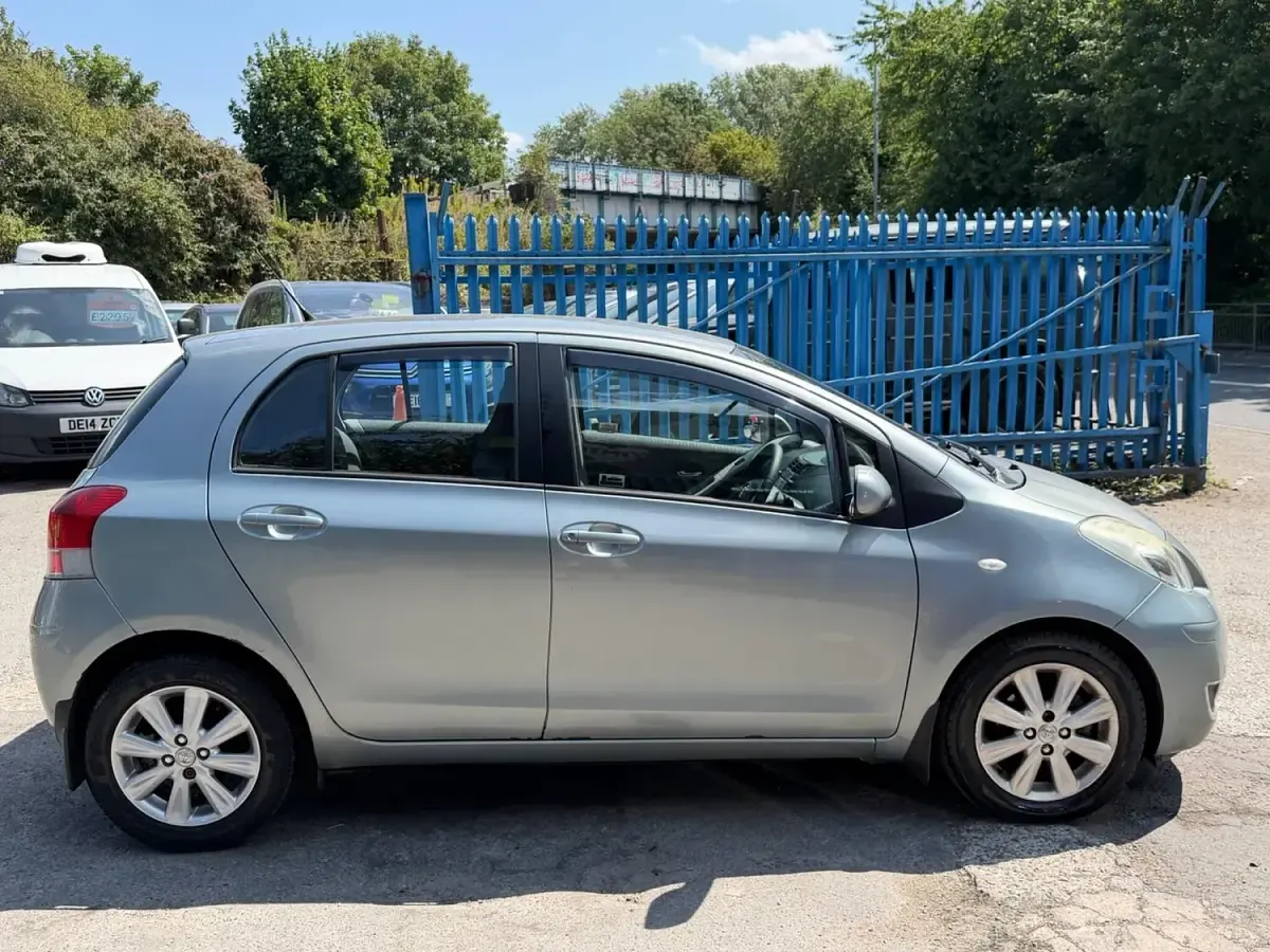 Used Toyota Yaris 101 HP (74 kW) 2009 Silver Hatchback