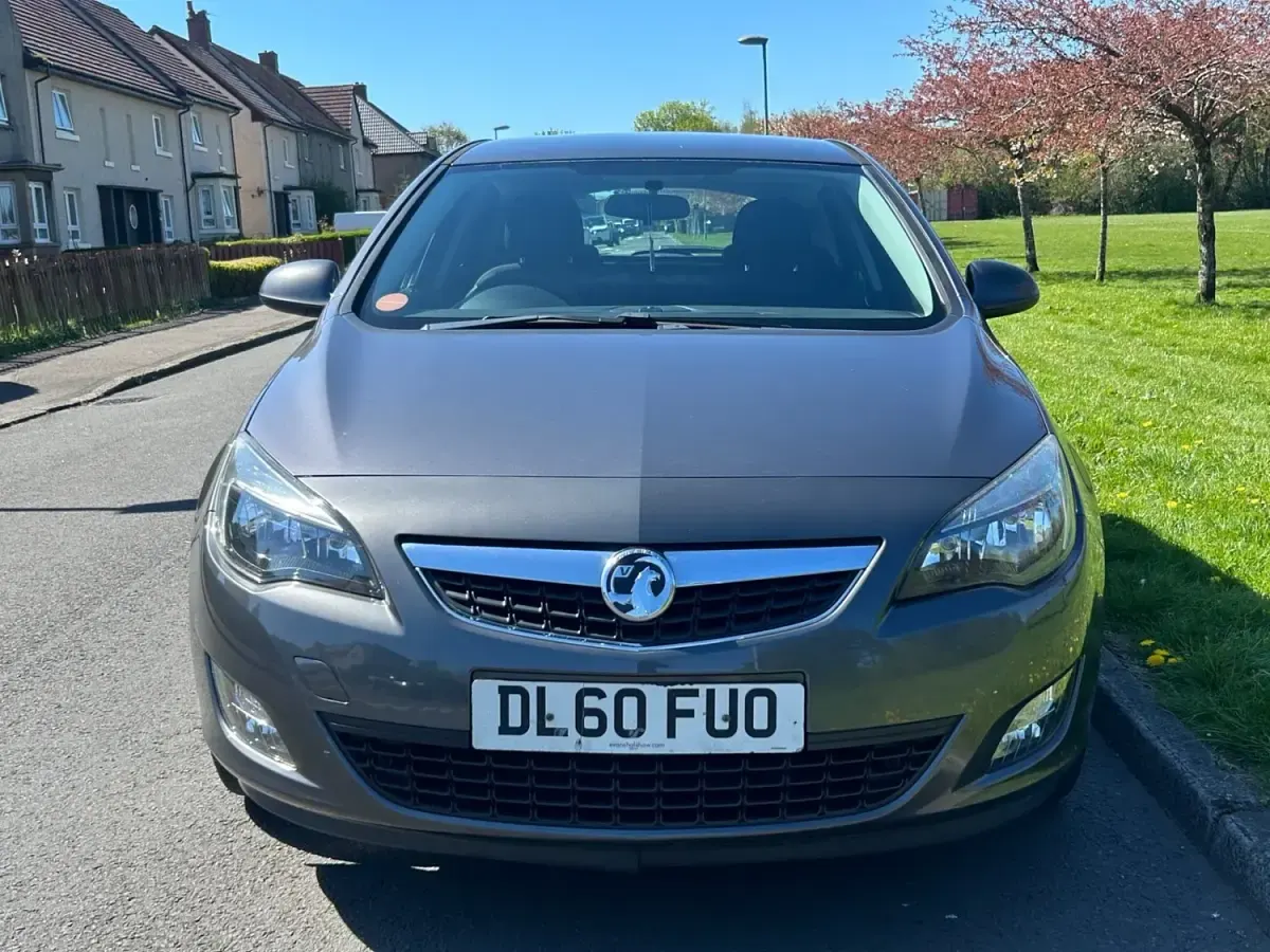Begagnad Vauxhall Astra SRi 2011 Grå Halvkombi
