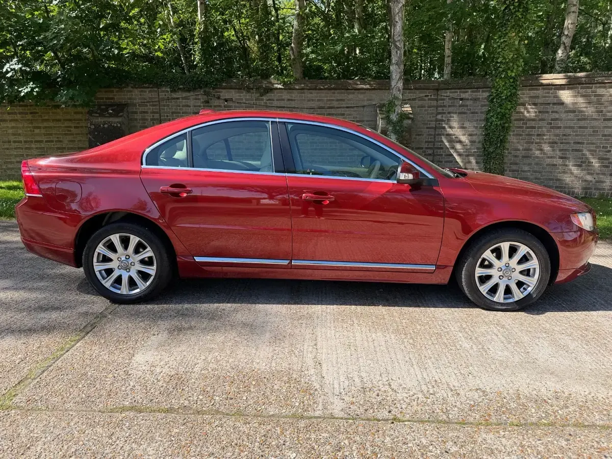 Used Volvo S80 SE Lux 180 HP (132 kW) 2011 Red Sedan