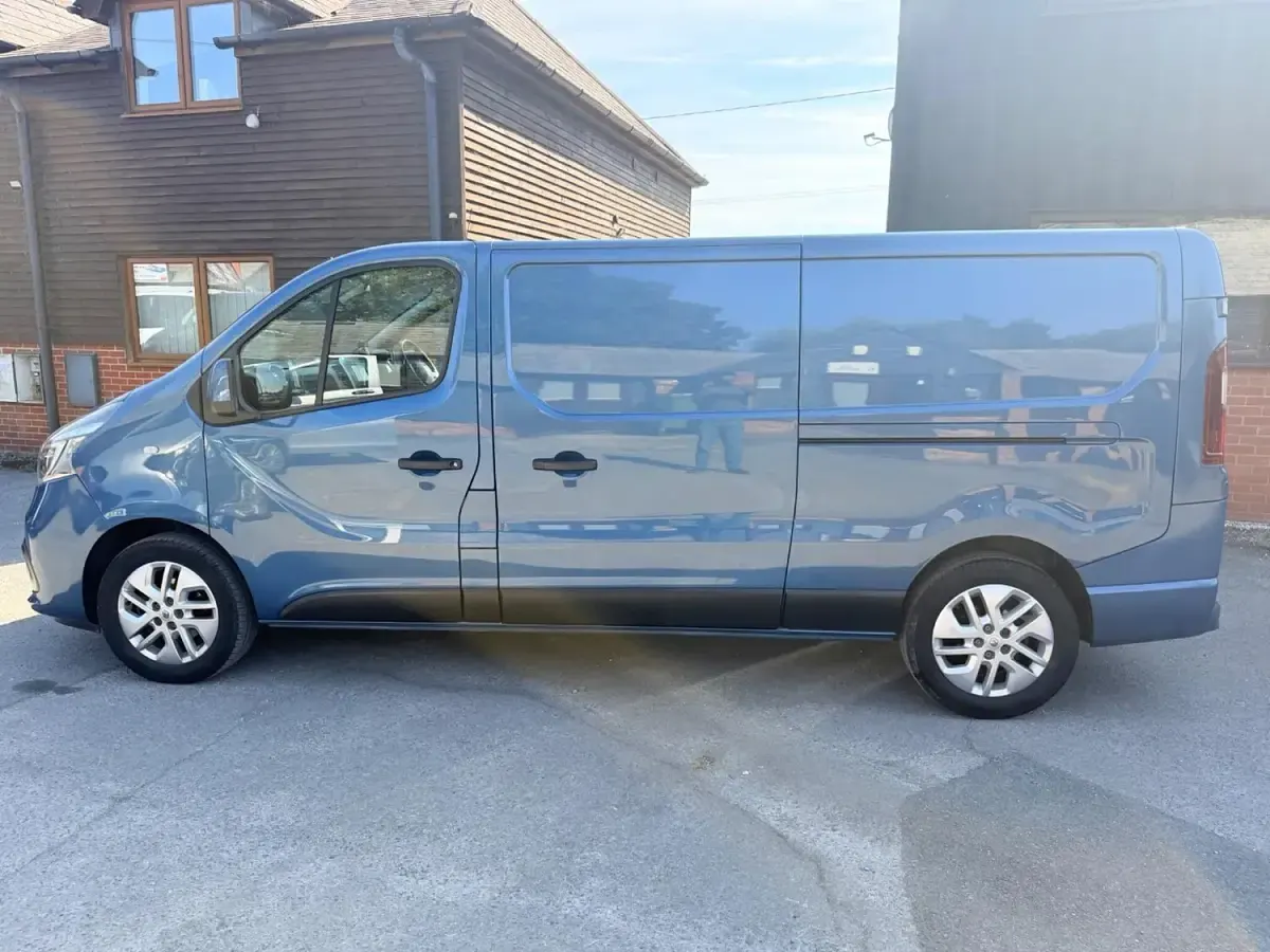 Used Renault Trafic 2021 Blue MPV