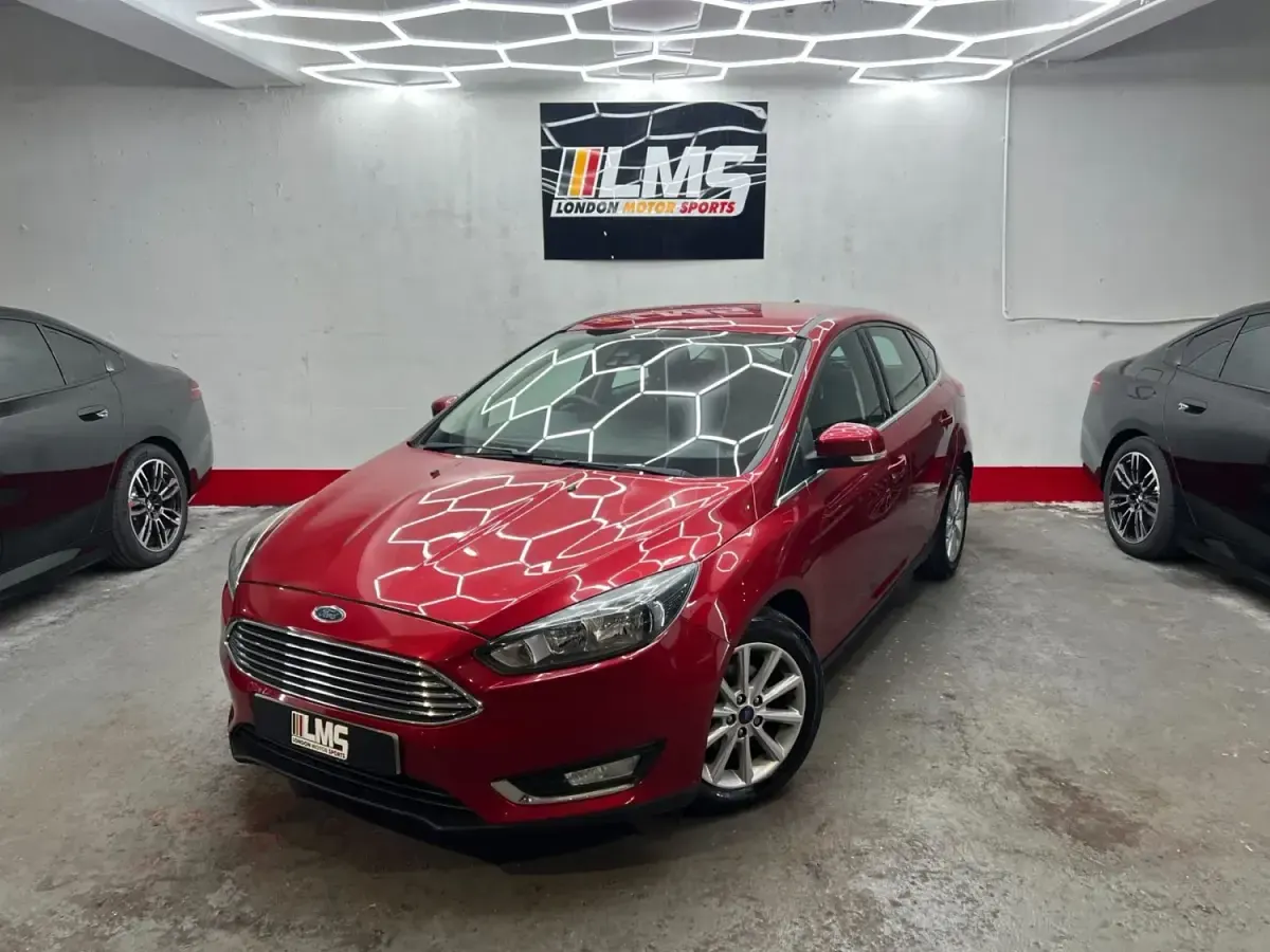 Begagnad Ford Focus Titanium 125 HK (91 kW) 2015 Röd Halvkombi