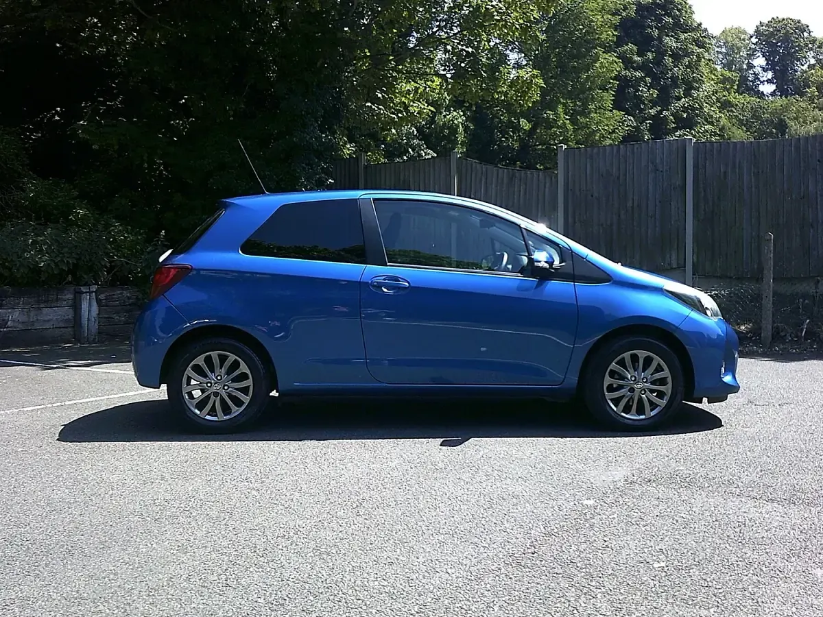 Used Toyota Yaris 99 HP (72 kW) 2016 Blue Hatchback