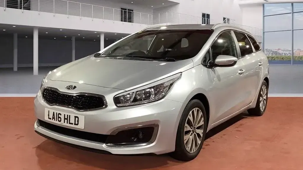 Used Kia Ceed 134 HP (98 kW) 2016 Silver Hatchback