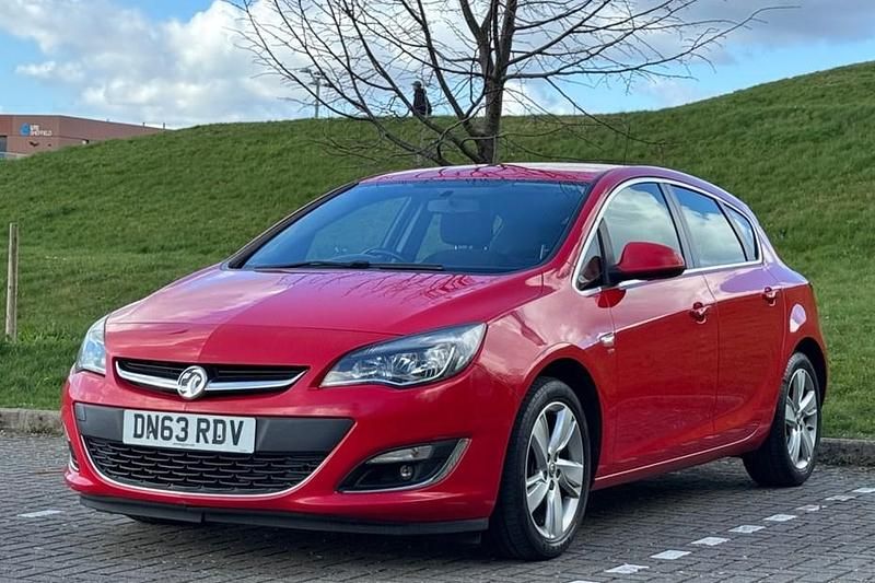 Used Vauxhall Astra SRi 140 HP (102 kW) 2013 Red Hatchback