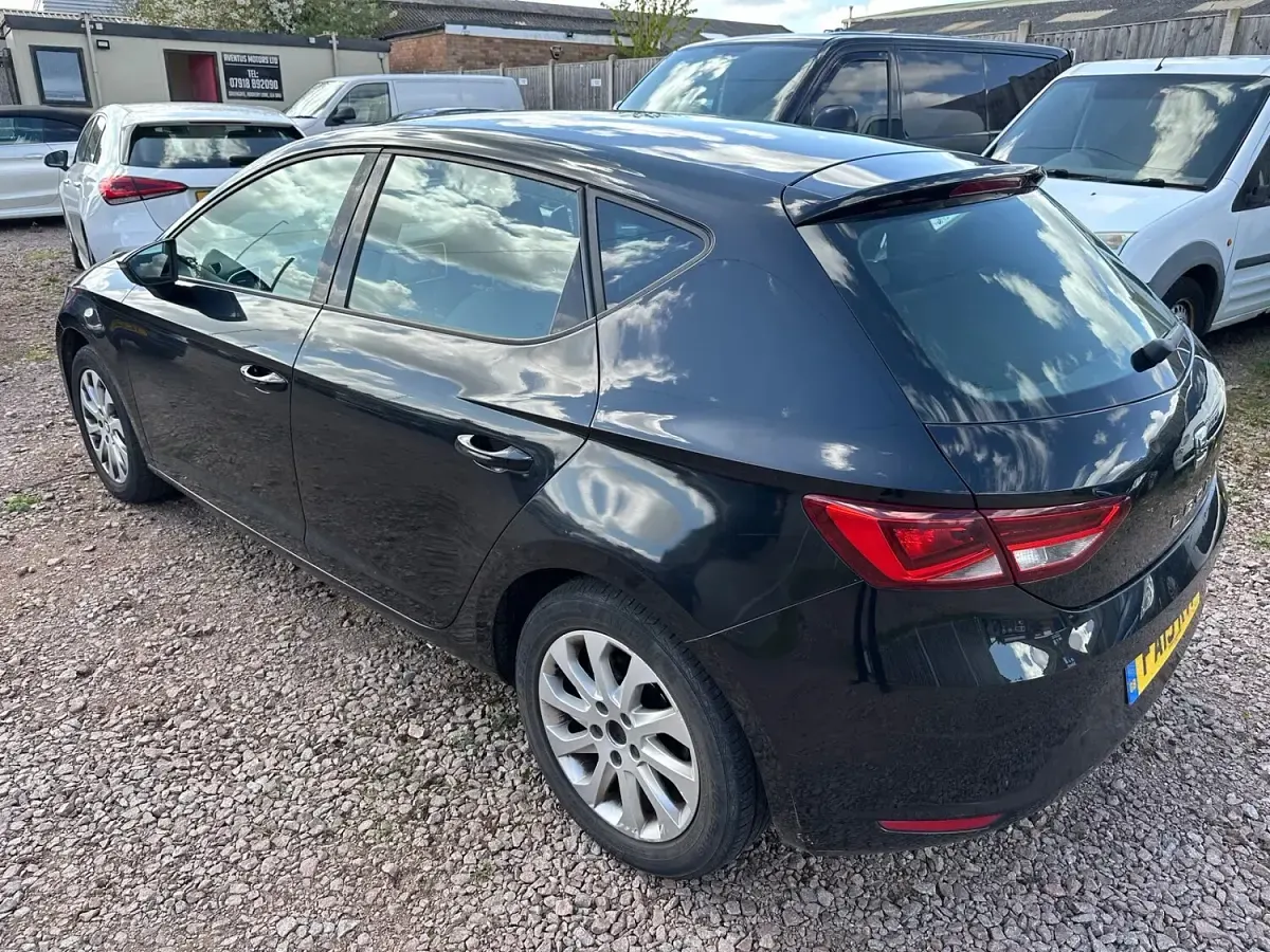Usado Seat Leon SE 105 HP (77 kW) 2015 Preto Citadino
