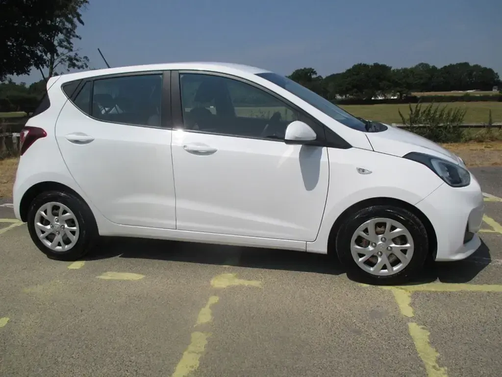 Used Hyundai i10 SE 87 HP (63 kW) 2017 White Hatchback