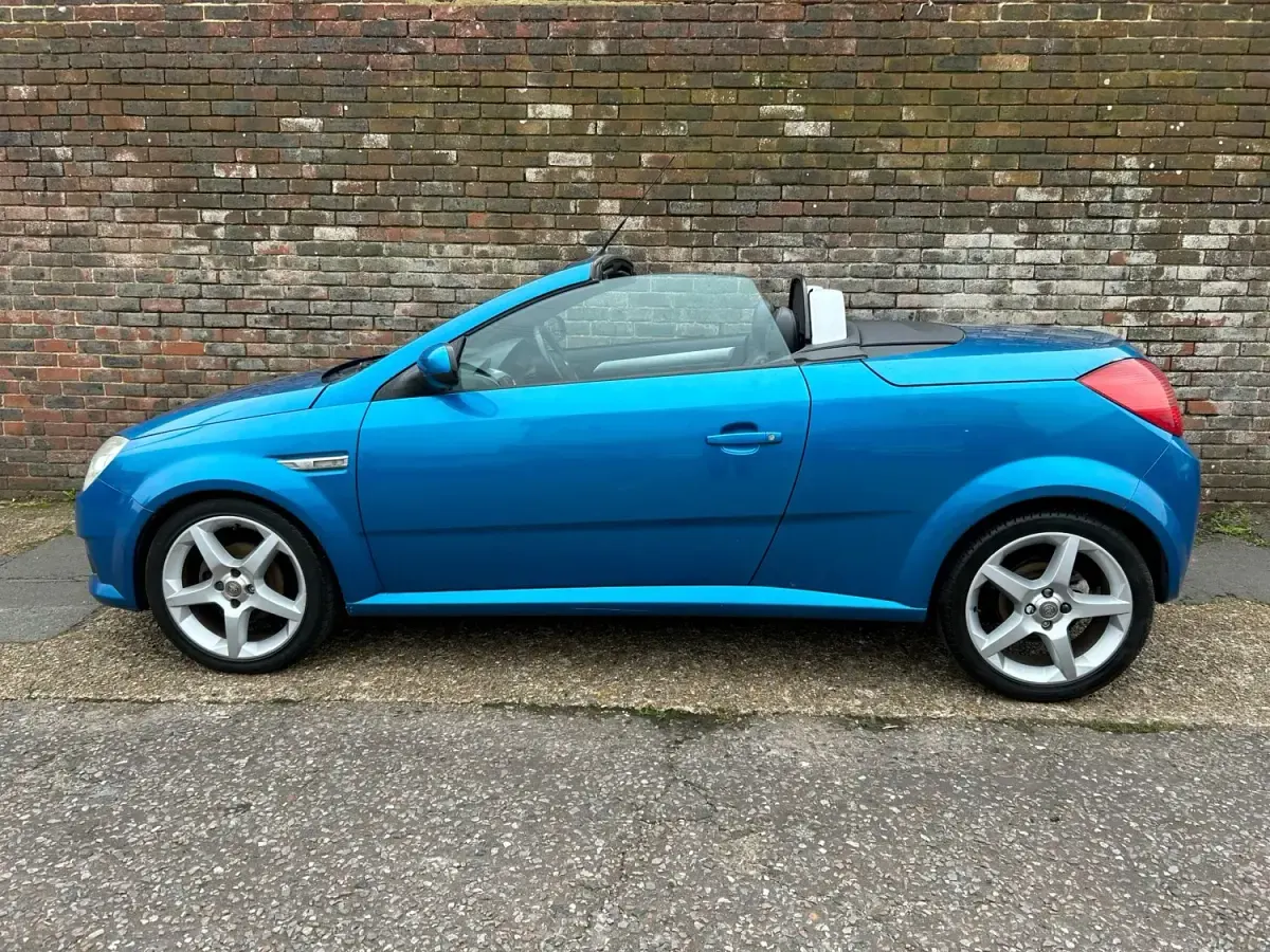 Second-hand Vauxhall Tigra 123 CP (90 kW) 2005 Albastru Cabrio