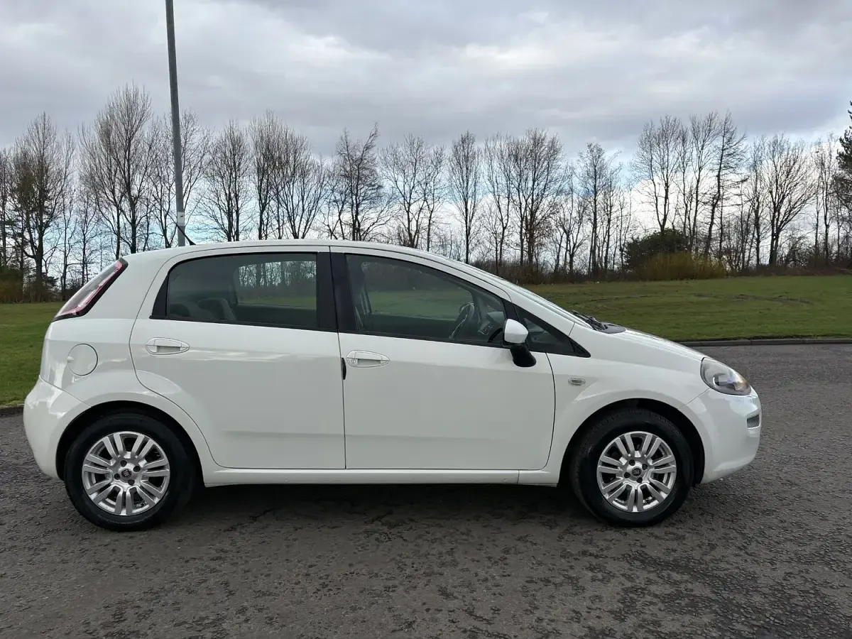 Używany Fiat Punto Easy 69 KM (50 kW) 2013 Biały Hatchback
