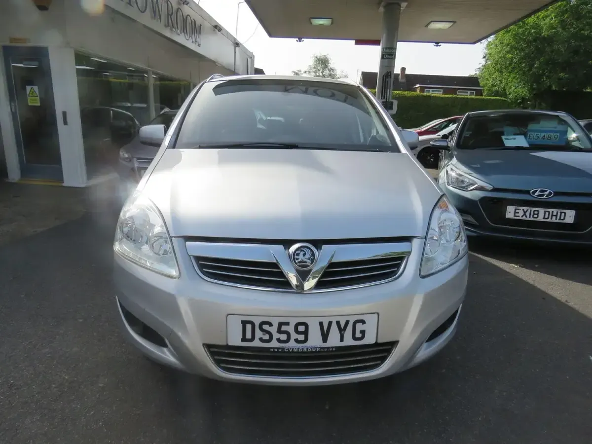 Begagnad Vauxhall Zafira Design Edition 140 HK (102 kW) 2010 Silver Minibuss