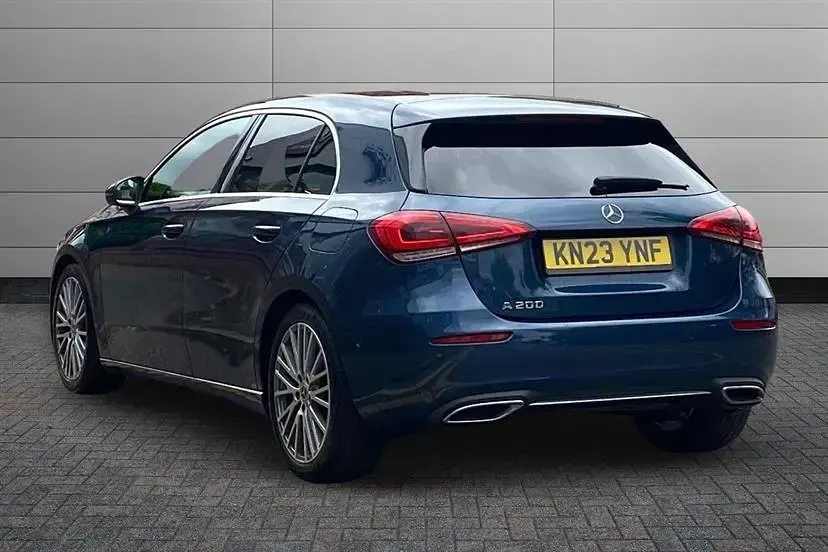Begagnad Mercedes A200 Executive 163 HK (119 kW) 2023 Blå Halvkombi
