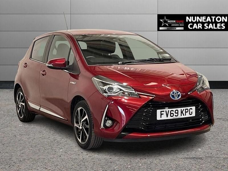 Used Toyota Yaris Hybrid 100 HP (73 kW) 2019 Red Hatchback