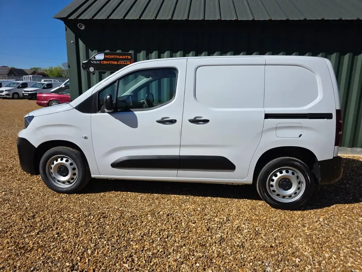 Usado Peugeot Partner Premium 131 HP (96 kW) 2024 Branco Monovolume