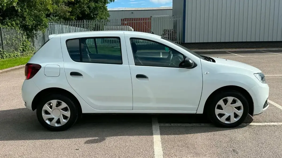 Used Dacia Sandero Ambiance 90 HP (66 kW) 2017 White Hatchback